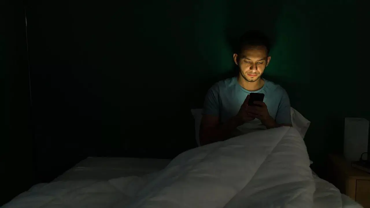 دراسات تربط انخفاض معدّلات الخصوبة باستخدام الهواتف الذكية
